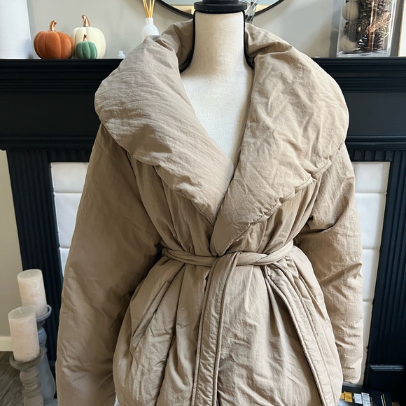 Lovers and Friends Ilana Puffer Jacket. Size L - Picture 4 of 10